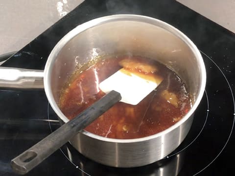 Formation du caramel dans la casserole qui est sur la plaque de cuisson