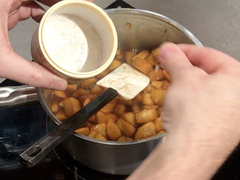 Ajout de la fleur de sel sur les pommes caramélisées dans la casserole
