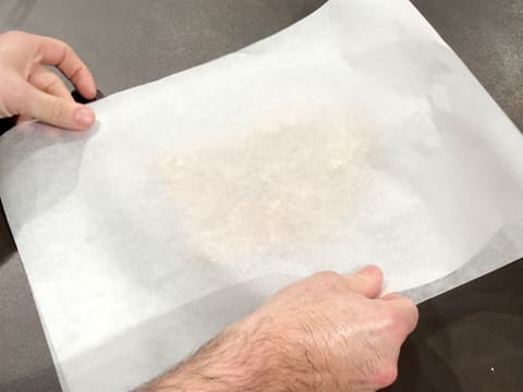 La pâte à streusel est recouverte d'une feuille de papier sulfurisé