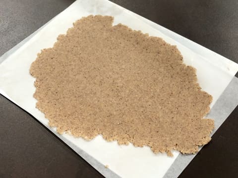 Obtention de la pâte à streusel qui est sur une feuille de papier sulfurisé sur une plaque de cuisson