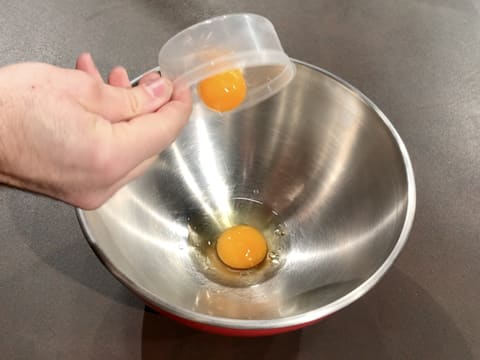 L'œuf entier et le jaune d'œuf sont versés dans un cul de poule