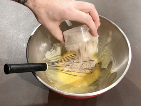 La poudre de noisettes est versée sur la préparation blanchie dans le cul de poule