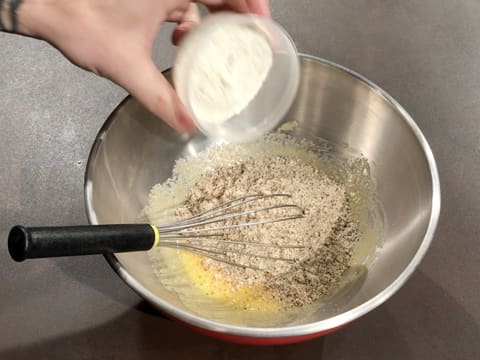 La farine est versée sur la poudre de noisettes et la préparation blanchie dans le cul de poule