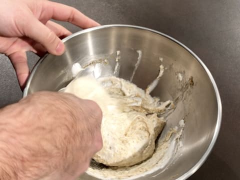 La meringue est incorporée dans la préparation dans le cul de poule à l'aide d'une spatule