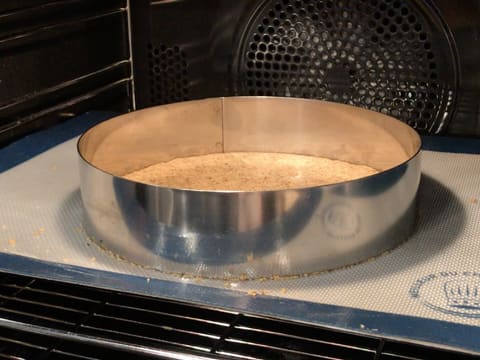 La pâte à streusel qui est dans cercle à mousse est cuite dans le four