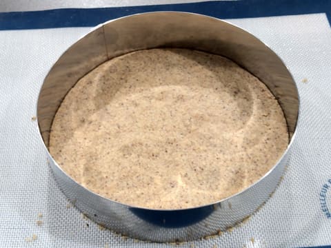 Obtention du disque de pâte à streusel cuit dans le cercle à mousse sur le tapis de cuisson en silicone