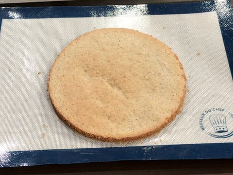 Obtention du disque de biscuit posé sur le tapis de cuisson en silicone