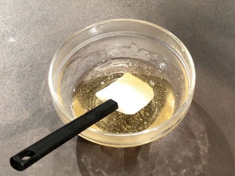 Le nappage miroir neutre est fondu dans le bol qui contient également la spatule maryse