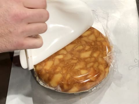 Le moule silicone est retiré de l'entremets congelé