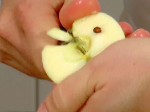 Le trognon d'une pomme est retiré avec la pointe d'un couteau