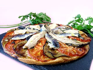 Tarte ti&egrave;de aux sardines et aubergines