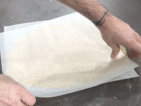 Pâte recouverte d'une feuille de papier sulfurisé