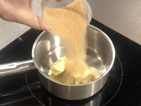 Cassonade versée dans casserole