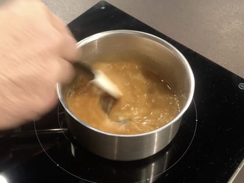 Mélange préparation dans casserole