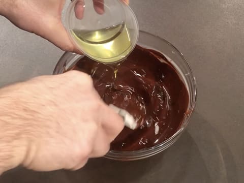 Ajout huile dans chocolat fondu