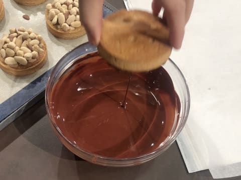 Tartelette retirée du glaçage chocolat