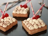 Tartelette au chocolat blanc, pralin&eacute; et compot&eacute;e de fruits rouges
