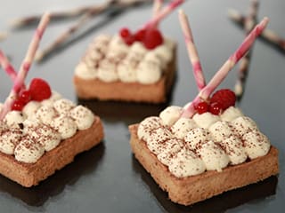 Tartelette au chocolat blanc, praliné et compotée de fruits rouges