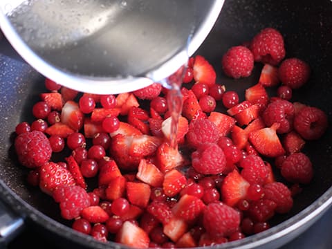 Tartelette au chocolat blanc, praliné et compotée de fruits rouges - 23