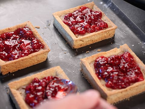 Tartelette au chocolat blanc, praliné et compotée de fruits rouges - 37