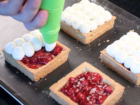 Tartelette au chocolat blanc, praliné et compotée de fruits rouges - 39