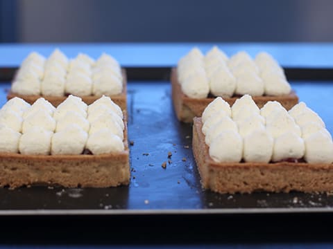 Tartelette au chocolat blanc, praliné et compotée de fruits rouges - 40