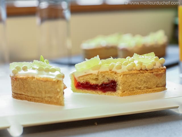 Tartelette citron vert/basilic et fraise, glacée comme un éclair