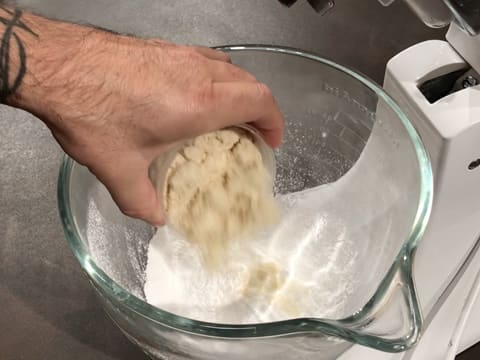 Ajout de la poudre d'amandes sur le sucre glace tamisé dans la cuve du batteur électrique