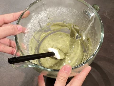 Obtention d'une préparation à l'amande et au thé matcha lisse et homogène dans la cuve du batteur