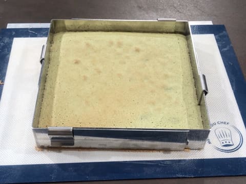 Obtention du biscuit thé matcha cuit dans le cadre extensible inox sur la toile silicone, le tout posé sur le plan de travail