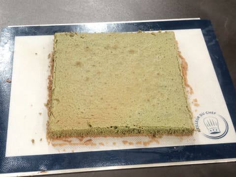 Obtention du biscuit thé matcha démoulé sur le tapis de cuisson en silicone posé sur le plan de travail