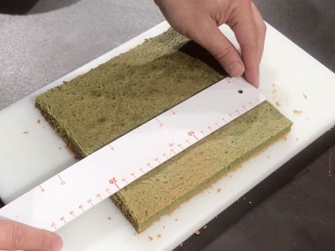 Mesure d'un côté du biscuit thé matcha avec une règle graduée qui indique 20,5 cm