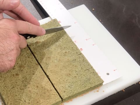 Mesure et marquage de la moitié supérieure du biscuit thé matcha à l'aide de la pointe d'un couteau et d'une règle graduée à tous les 4 cm