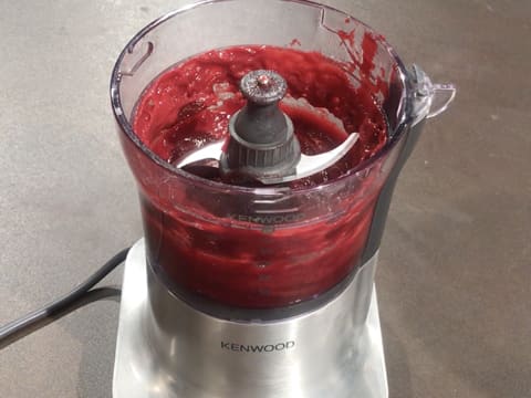 Obtention du confit de framboise mixé, lisse et homogène dans la cuve du petit mixeur