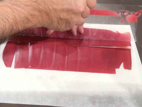 La feuille guitare est retirée des décors en chocolat inspiration framboise cristallisé