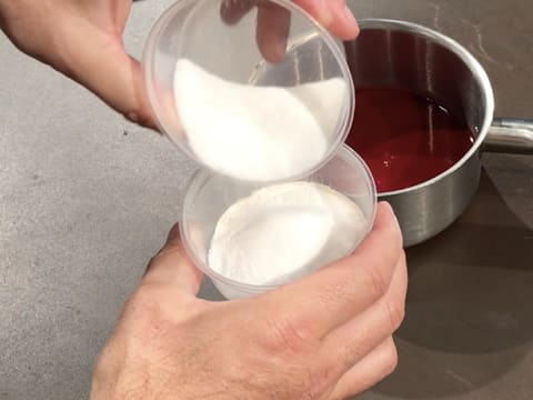 Un peu de sucre en poudre est versé dans la pectine NH nappage