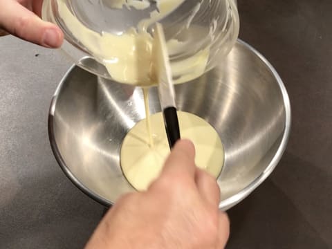 Le chocolat blanc fondu est versé dans un cul de poule