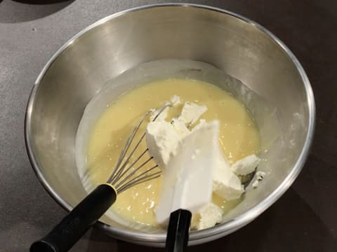 Ajout du mascarpone dans la crème au chocolat blanc dans le cul de poule