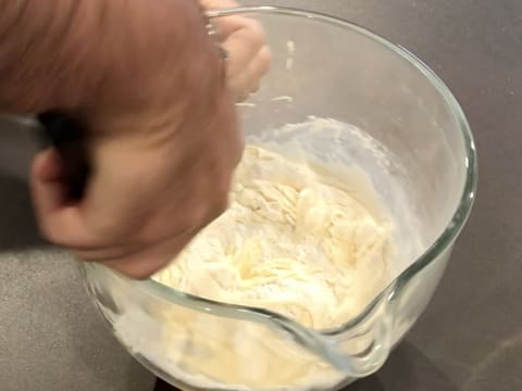 Les farines tamisées sont incorporées dans la préparation à base de jaunes d'œufs et de sucre, à l'aide d'une spatule maryse