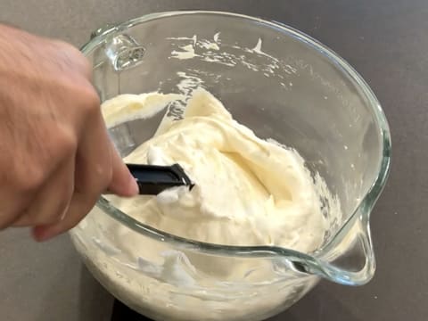 Obtention de la pâte à biscuit à la cuillère