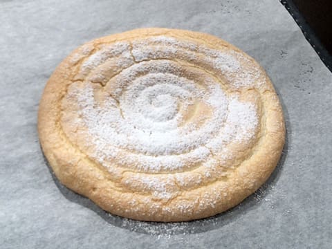 Les bandes de biscuit sont cuites et posées sur le plan de travail