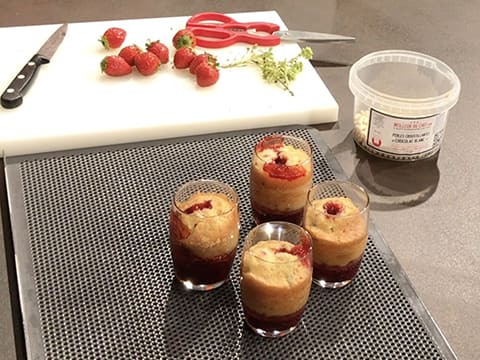 Petit cake en verrine au citron/basilic et confit de fraise - 62