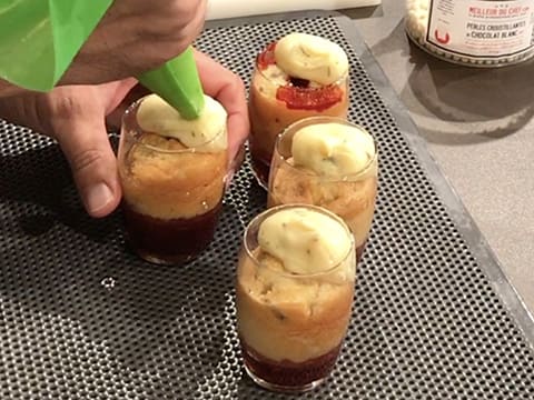 Petit cake en verrine au citron/basilic et confit de fraise - 65