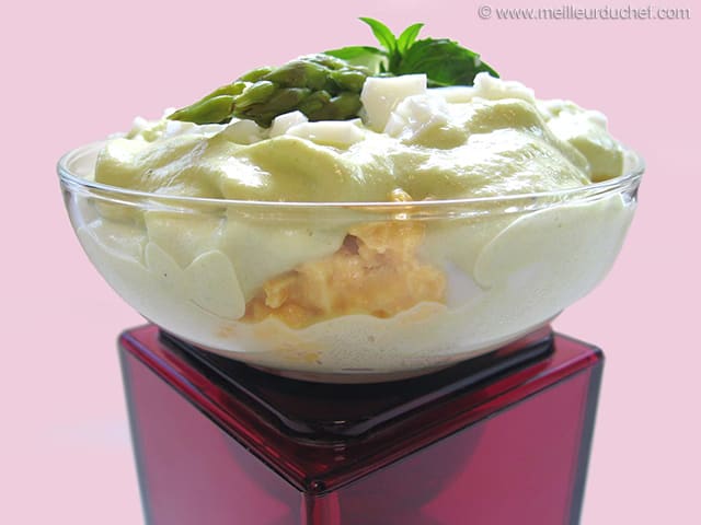 Verrine d'œufs mimosa et son espuma d'asperge