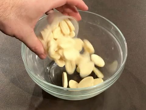 Pour the white chocolate in a bowl