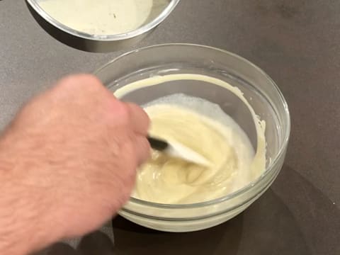 Mix the cream and white chocolate