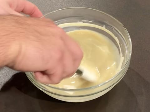 Mix the cream and white chocolate