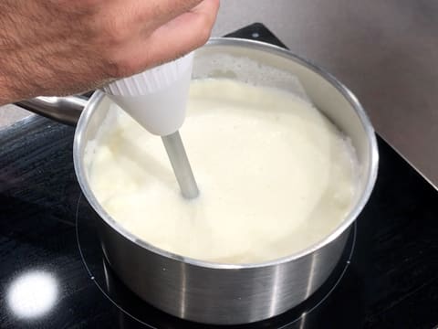 Mix the milk preparation with a hand blender