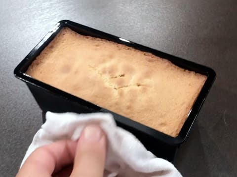 The cooked sponge cake is on the workbench