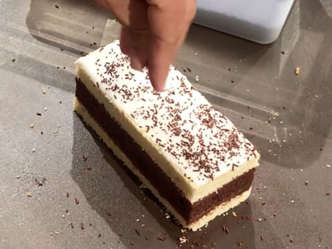 Sprinkle chocolate vermicelli over the sugar icing